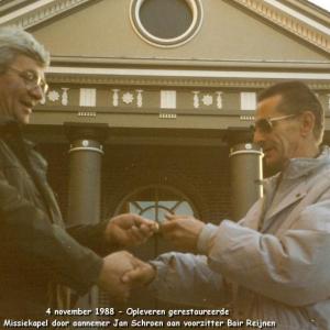Oplevering van de gerestaureerde Missiekapel door aannemer Jan Schroen op 4 november 1988 