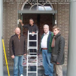 Uitvoeren van schoonmaakwerkzaamheden door enkele leden van het bestuur van de Stichting Vrienden van de Missiekapel Heythuysen mei 2012