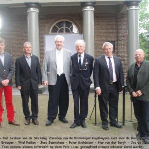 De leden van het huidige bestuur van de Stichting Vrienden van de Missiekapel Heythuysen
