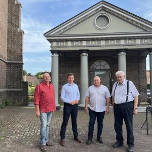 De leden van het huidige bestuur van de Stichting Vrienden van de Missiekapel Heythuysen